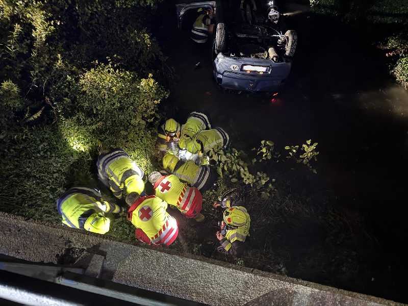 Verkehrsunfall mit eingeklemmter Person – PKW landet im Bach (Bild 4)